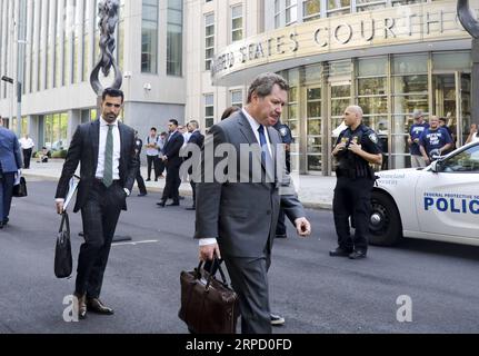 (190717) -- NEW YORK, 17 luglio 2019 -- Jeffrey Lichtman (C), avvocato per il narcotrafficante messicano Joaquin El Chapo Guzman se ne va dopo la condanna di Guzman fuori da un tribunale federale nel quartiere di Brooklyn di New York, negli Stati Uniti, 17 luglio 2019. I giudici statunitensi hanno condannato il kingpin messicano della droga Joaquin El Chapo Guzman all'ergastolo, secondo un'udienza qui di mercoledì. ) U.S.-NEW YORK-MEXICAN DRUG LORD-GUZMAN-SENTENCE WANGXYING PUBLICATIONXNOTXINXCHN Foto Stock