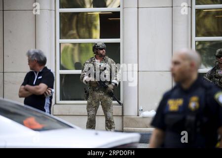 (190717) -- NEW YORK, 17 luglio 2019 -- gli agenti di polizia stanno di guardia fuori da un tribunale federale nel quartiere di Brooklyn di New York City, negli Stati Uniti, 17 luglio 2019. I giudici statunitensi hanno condannato il kingpin messicano della droga Joaquin El Chapo Guzman all'ergastolo, secondo un'udienza qui di mercoledì. ) U.S.-NEW YORK-MEXICAN DRUG LORD-GUZMAN-SENTENCE WANGXYING PUBLICATIONXNOTXINXCHN Foto Stock