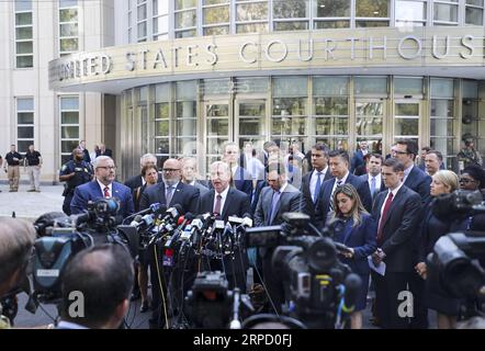 (190717) -- NEW YORK, 17 luglio 2019 -- Richard Donoghue (C), procuratore degli Stati Uniti per il distretto orientale di New York, fa una dichiarazione dopo la sentenza di Guzman fuori da un tribunale federale nel quartiere di Brooklyn di New York, negli Stati Uniti, il 17 luglio 2019. I giudici statunitensi hanno condannato il kingpin messicano della droga Joaquin El Chapo Guzman all'ergastolo, secondo un'udienza qui di mercoledì. ) U.S.-NEW YORK-MEXICAN DRUG LORD-GUZMAN-SENTENCE WANGXYING PUBLICATIONXNOTXINXCHN Foto Stock