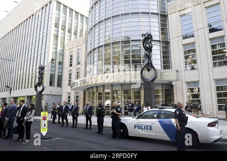 (190717) -- NEW YORK, 17 luglio 2019 -- gli agenti di polizia stanno di guardia fuori da un tribunale federale nel quartiere di Brooklyn di New York City, negli Stati Uniti, 17 luglio 2019. I giudici statunitensi hanno condannato il kingpin messicano della droga Joaquin El Chapo Guzman all'ergastolo, secondo un'udienza qui di mercoledì. ) U.S.-NEW YORK-MEXICAN DRUG LORD-GUZMAN-SENTENCE WANGXYING PUBLICATIONXNOTXINXCHN Foto Stock