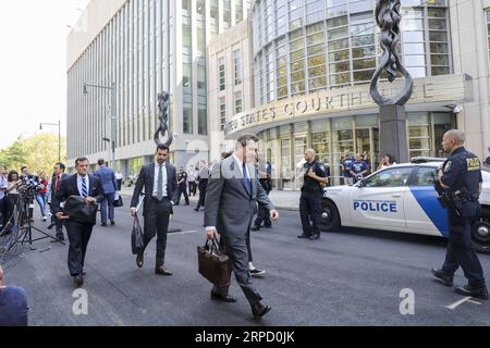 (190717) -- NEW YORK, 17 luglio 2019 -- Jeffrey Lichtman (C), avvocato per il narcotrafficante messicano Joaquin El Chapo Guzman se ne va dopo la condanna di Guzman fuori da un tribunale federale nel quartiere di Brooklyn di New York, negli Stati Uniti, 17 luglio 2019. I giudici statunitensi hanno condannato il kingpin messicano della droga Joaquin El Chapo Guzman all'ergastolo, secondo un'udienza qui di mercoledì. ) U.S.-NEW YORK-MEXICAN DRUG LORD-GUZMAN-SENTENCE WANGXYING PUBLICATIONXNOTXINXCHN Foto Stock