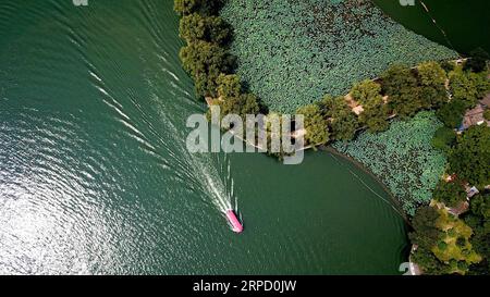 (190718) -- PECHINO, 18 luglio 2019 -- foto aerea scattata il 17 luglio 2019 mostra una crociera in barca sul lago Nianjia in un parco a Changsha, nella provincia centrale di Hunan della Cina. ) XINHUA FOTO DEL GIORNO ChenxZeguo PUBLICATIONxNOTxINxCHN Foto Stock