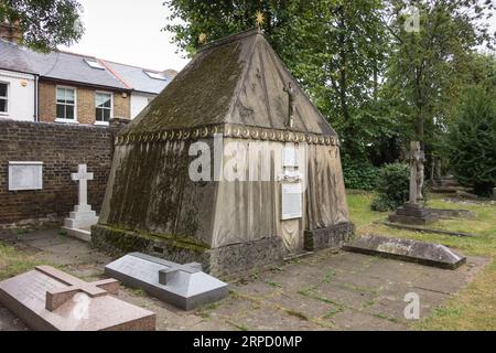 Mausoleo tenda Tomba di Sir Richard Burton, il cimitero della Chiesa di Santa Maria Maddalena, Mortlake, Londra, SW14, Richmond upon Thames, Londra, Inghilterra Foto Stock