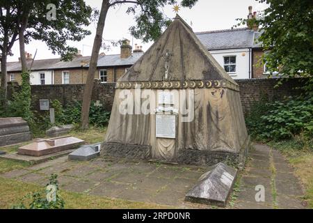 Mausoleo tenda Tomba di Sir Richard Burton, il cimitero della Chiesa di Santa Maria Maddalena, Mortlake, Londra, SW14, Richmond upon Thames, Londra, Inghilterra Foto Stock