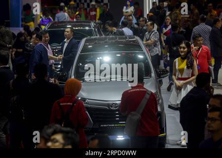 (190718) -- TANGERANG SUD, 18 luglio 2019 -- le persone visitano il Gaikindo Indonesia International Auto Show (GIIAS) a South Tangerang, Indonesia, il 18 luglio 2019. Circa 20 produttori locali e stranieri partecipano all'evento che si svolge dal 18 al 28 luglio). INDONESIA-TANGERANG SUD-AUTO SHOW AGUNGXKUNCAHYAXB. PUBLICATIONxNOTxINxCHN Foto Stock