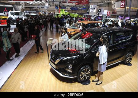 (190718) -- TANGERANG SUD, 18 luglio 2019 -- le persone visitano il Gaikindo Indonesia International Auto Show (GIIAS) a South Tangerang, Indonesia, il 18 luglio 2019. Circa 20 produttori locali e stranieri partecipano all'evento che si svolge dal 18 al 28 luglio). INDONESIA-TANGERANG SUD-AUTO SHOW AGUNGXKUNCAHYAXB. PUBLICATIONxNOTxINxCHN Foto Stock