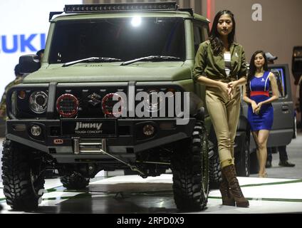 (190718) -- TANGERANG SUD, 18 luglio 2019 -- Un modello si trova accanto a un veicolo esposto durante il Gaikindo Indonesia International Auto Show (GIIAS) a South Tangerang, Indonesia, il 18 luglio 2019. Circa 20 produttori locali e stranieri partecipano all'evento che si svolge dal 18 al 28 luglio). INDONESIA-TANGERANG SUD-AUTO SHOW AGUNGXKUNCAHYAXB. PUBLICATIONxNOTxINxCHN Foto Stock