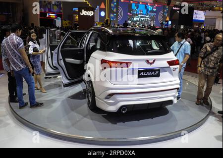 (190718) -- TANGERANG SUD, 18 luglio 2019 -- le persone visitano il Gaikindo Indonesia International Auto Show (GIIAS) a South Tangerang, Indonesia, il 18 luglio 2019. Circa 20 produttori locali e stranieri partecipano all'evento che si svolge dal 18 al 28 luglio). INDONESIA-TANGERANG SUD-AUTO SHOW AGUNGXKUNCAHYAXB. PUBLICATIONxNOTxINxCHN Foto Stock