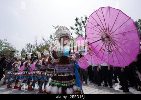 (190718) -- PECHINO, 18 luglio 2019 -- gli artisti si esibiscono durante l'evento del Guangxi Day alla Beijing International Horticultural Exhibition a Pechino, capitale della Cina, 18 luglio 2019. L'evento del Guangxi Day si è tenuto giovedì alla mostra internazionale di orticoltura di Pechino. ) CHINA-BEIJING-HORTICULTURAL EXPO-GUANGXI DAY (CN) JUXHUANZONG PUBLICATIONXNOTXINXCHN Foto Stock