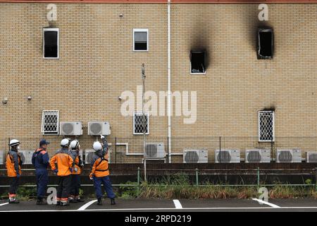 (190719) -- KYOTO, 19 luglio 2019 -- i vigili del fuoco lavorano in un edificio dello studio della Kyoto Animation dopo un incendio doloso a Kyoto, in Giappone, 19 luglio 2019. Il motivo di un presunto attacco doloso a uno studio della Kyoto Animation Co. Nel Giappone occidentale, che ha ucciso 33 persone il giorno prima, potrebbe essere stato il furto di idee, hanno detto le fonti venerdì. I media locali citando fonti investigative, hanno detto che un uomo di 41 anni arrestato per il presunto incendio doloso ha detto alla polizia di aver acceso l'incendio allo studio di tre piani perché la compagnia ha rubato un romanzo. ) GIAPPONE-KYOTO-ANIME STUDIO FIRE DuxXiaoyi PUBLICATIONxNOTxINxCHN Foto Stock