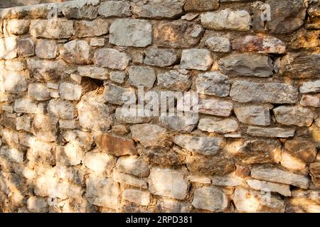 Robusto muro in pietra con taglio blu e beige realizzato a Datca, Turchia, ottimo per sfondi, allineato senza cuciture Foto Stock