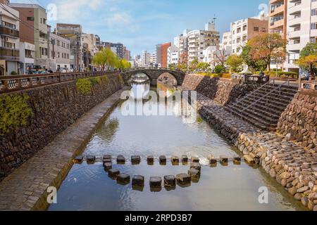 Nagasaki, Giappone - novembre 29 2022: Il ponte Meganebashi è il più notevole dei numerosi ponti in pietra. Il ponte prende il nome dalla somiglianza di sp Foto Stock
