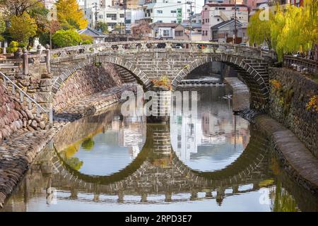 Nagasaki, Giappone - novembre 29 2022: Il ponte Meganebashi è il più notevole dei numerosi ponti in pietra. Il ponte prende il nome dalla somiglianza di sp Foto Stock