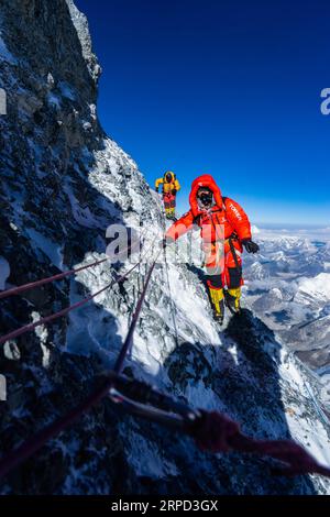 (190721) -- LHASA, 21 luglio 2019 (Xinhua) -- foto scattata da Zhaxi Cering il 24 maggio 2019 mostra gli scalatori che scalano il Monte Qomolangma nella regione autonoma del Tibet nel sud-ovest della Cina. Non sarebbe stato arrogante dire che la carriera fotografica di Zhaxi Cering è iniziata al massimo: La fotografia che lo ha fatto diventare famoso poco più di dieci anni fa è stata scattata in cima alla montagna più alta del mondo. Nel 2008, Zhaxi è stato un membro della squadra di arrampicata cinese che ha portato la torcia olimpica sulla cima del Monte Qomolangma. A malapena 26 anni all'epoca, Zhaxi era stato introdotto nella gilda di alpinisti professionisti della Cina, e h Foto Stock