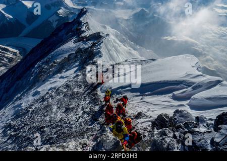 (190721) -- LHASA, 21 luglio 2019 (Xinhua) -- foto scattata da Zhaxi Cering il 24 maggio 2019 mostra gli scalatori che scalano il Monte Qomolangma nella regione autonoma del Tibet nel sud-ovest della Cina. Non sarebbe stato arrogante dire che la carriera fotografica di Zhaxi Cering è iniziata al massimo: La fotografia che lo ha fatto diventare famoso poco più di dieci anni fa è stata scattata in cima alla montagna più alta del mondo. Nel 2008, Zhaxi è stato un membro della squadra di arrampicata cinese che ha portato la torcia olimpica sulla cima del Monte Qomolangma. A malapena 26 anni all'epoca, Zhaxi era stato introdotto nella gilda di alpinisti professionisti della Cina, e h Foto Stock