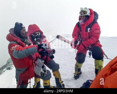 (190721) -- LHASA, 21 luglio 2019 (Xinhua) -- foto scattata da Zhaxi Cering l'8 maggio 2008 mostra un alpinista che tiene in mano la torcia olimpica sul monte Qomolangma nella regione autonoma del Tibet nel sud-ovest della Cina. Non sarebbe stato arrogante dire che la carriera fotografica di Zhaxi Cering è iniziata al massimo: La fotografia che lo ha fatto diventare famoso poco più di dieci anni fa è stata scattata in cima alla montagna più alta del mondo. Nel 2008, Zhaxi è stato un membro della squadra di arrampicata cinese che ha portato la torcia olimpica sulla cima del Monte Qomolangma. A malapena 26 anni all'epoca, Zhaxi era stato inserito nel professionista cinese Foto Stock