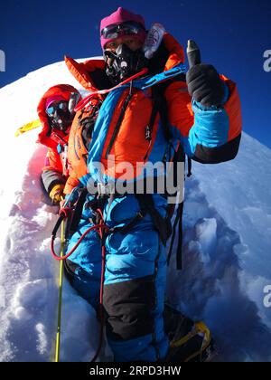 (190721) -- LHASA, 21 luglio 2019 -- foto scattata il 29 settembre 2018 mostra Zhaxi Cering sulla cima del monte Qomolangma nella regione autonoma del Tibet nel sud-ovest della Cina. Non sarebbe stato arrogante dire che la carriera fotografica di Zhaxi Cering è iniziata al massimo: La fotografia che lo ha fatto diventare famoso poco più di dieci anni fa è stata scattata in cima alla montagna più alta del mondo. Nel 2008, Zhaxi è stato un membro della squadra di arrampicata cinese che ha portato la torcia olimpica sulla cima del Monte Qomolangma. A malapena 26 anni all'epoca, Zhaxi era stato inserito nella gilda di alpinisti professionisti della Cina, e lo aveva già fatto Foto Stock