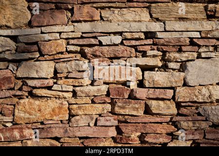 Robusto muro in pietra con taglio blu e beige realizzato a Datca, Turchia, ottimo per sfondi, allineato senza cuciture Foto Stock
