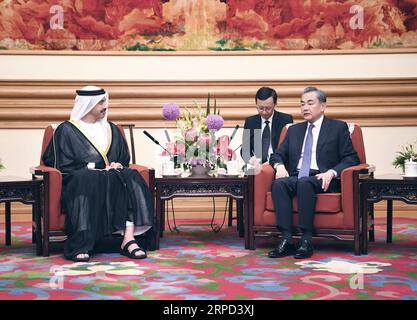 (190721) -- PECHINO, 21 luglio 2019 -- il consigliere di Stato cinese e ministro degli Esteri Wang Yi (R) incontra il ministro degli affari esteri e della cooperazione internazionale degli Emirati Arabi Uniti (EAU) lo sceicco Abdullah bin Zayed al Nahyan a Pechino, capitale della Cina, 21 luglio 2019. ) CHINA-BEIJING-WANG YI-UAE-MEETING (CN) YANXYAN PUBLICATIONXNOTXINXCHN Foto Stock