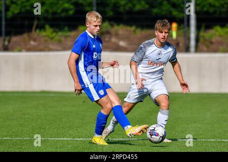 Swansea, Galles. 2 settembre 2023. Jac Thomas di Cardiff City sotto la pressione di Callum Deacon di Swansea City durante la partita Under 18 Professional Development League Cup tra Swansea City e Cardiff City alla Swansea City Academy di Swansea, Galles, Regno Unito, il 2 settembre 2023. Crediti: Duncan Thomas/Majestic Media. Foto Stock