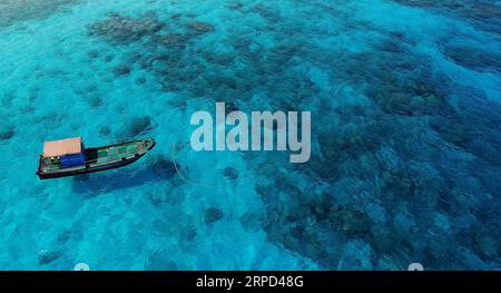 (190722) -- PECHINO, 22 luglio 2019 -- Una nave è vista vicino all'isola Ganquan delle Isole Yongle, situata nelle isole Xisha, nella provincia di Hainan nel sud della Cina, 23 aprile 2017. Hainan è la provincia più meridionale della Cina ed è anche la provincia con la più piccola area terrestre e la più grande area oceanica. L'isola turistica di Hainan vanta aria fresca, fiumi puliti e un alto tasso di copertura forestale. La città di Sansha ad Hainan fu fondata nel 2012. Da allora, il governo della città ha intensificato le misure per migliorare l'ambiente delle isole di Sansha. Sono stati piantati più di 3 milioni di piantine Foto Stock