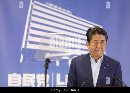 (190723) -- TOKYO, 23 luglio 2019 -- il primo ministro giapponese Shinzo Abe partecipa a una conferenza stampa a Tokyo, in Giappone, il 22 luglio 2019. ABE ha detto lunedì che sarà più flessibile per i futuri dibattiti in parlamento sulla revisione della Costituzione giapponese. ABE ha fatto le osservazioni in una conferenza stampa un giorno dopo che le forze pro-emendamento hanno subito una battuta d'arresto nel non raggiungere una maggioranza di due terzi nelle elezioni domenicali della camera alta. ) JAPAN-TOKYO-ABE-CONFERENZA STAMPA-REVISIONE COSTITUZIONALE DUXXIAOYI PUBLICATIONXNOTXINXCHN Foto Stock