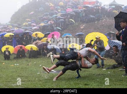 (190723) -- BUTUO, 23 luglio 2019 -- persone del gruppo etnico Yi prendono parte al gioco di lotta durante il festival della torcia nella contea di Butuo nella prefettura autonoma di Liangshan Yi, provincia del Sichuan della Cina sud-occidentale, 22 luglio 2019. Il festival delle torce, iniziato dal 19 luglio e durato fino al 22 luglio, ospita varie attività, tra cui mostre sul patrimonio culturale immateriale, festa del fuoco, gare sportive etniche tradizionali, ecc. per i visitatori provenienti da tutto il paese. ) CHINA-SICHUAN-YI ETNICO GRUPPO-TORCIA FESTIVAL (CN) JIANGXHONGJING PUBLICATIONXNOTXINXCHN Foto Stock