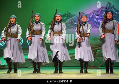 (190723) -- SONID RIGHT BANNER, 23 luglio 2019 -- i membri del Sonid Right Banner S Ulan Muqir si esibiscono durante una commedia in Sonid Right Banner, regione autonoma della Mongolia interna della Cina settentrionale, 22 luglio 2019. Una commedia che si fonde con canzoni e danze popolari mongole è stata messa in scena dopo 3 mesi di pratica dal Sonid Right Banner S Ulan Muqir, una compagnia d'arte itinerante che si esibisce per pastori in aree remote. Narra una storia che sta accadendo tra soldati dell'esercito e persone che vivono nella prateria di Zhurihe decenni fa. L'Ulan Muqir è stato fondato nel 1957 ed è stato premiato con molti titoli per il suo lavoro artistico. CH Foto Stock