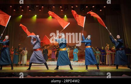 (190723) -- SONID RIGHT BANNER, 23 luglio 2019 -- i membri del Sonid Right Banner S Ulan Muqir si esibiscono durante una commedia in Sonid Right Banner, regione autonoma della Mongolia interna della Cina settentrionale, 22 luglio 2019. Una commedia che si fonde con canzoni e danze popolari mongole è stata messa in scena dopo 3 mesi di pratica dal Sonid Right Banner S Ulan Muqir, una compagnia d'arte itinerante che si esibisce per pastori in aree remote. Narra una storia che sta accadendo tra soldati dell'esercito e persone che vivono nella prateria di Zhurihe decenni fa. L'Ulan Muqir è stato fondato nel 1957 ed è stato premiato con molti titoli per il suo lavoro artistico. CH Foto Stock