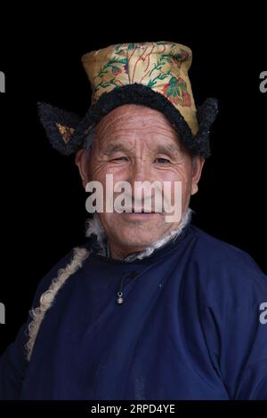 Anziano in abiti tradizionali Ladakhi, Monastero di Spituk (Gompa), distretto di Leh, Ladakh, India Foto Stock