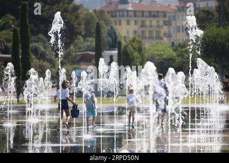 (190723) -- PARIGI, 23 luglio 2019 -- la gente gioca con l'acqua nelle fontane di Nizza, nel sud della Francia, 22 luglio 2019. Una nuova ondata di calore ritorna in gran parte della Francia questa settimana. ) FRANCE-NICE-HEAT WAVE Syspeo.z PUBLICATIONxNOTxINxCHN Foto Stock