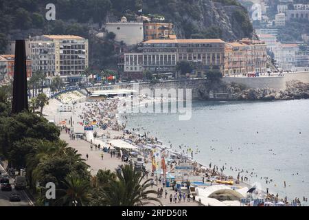 (190723) -- PARIGI, 23 luglio 2019 -- la gente riposa sulla spiaggia di Nizza, nel sud della Francia, 22 luglio 2019. Una nuova ondata di calore ritorna in gran parte della Francia questa settimana. ) FRANCE-NICE-HEAT WAVE Syspeo.z PUBLICATIONxNOTxINxCHN Foto Stock