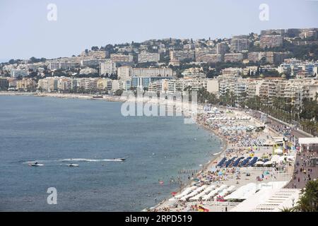 (190723) -- PARIGI, 23 luglio 2019 -- la gente riposa sulla spiaggia di Nizza, nel sud della Francia, 22 luglio 2019. Una nuova ondata di calore ritorna in gran parte della Francia questa settimana. ) FRANCE-NICE-HEAT WAVE Syspeo.z PUBLICATIONxNOTxINxCHN Foto Stock