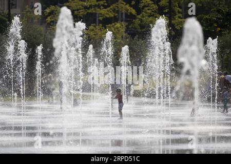 (190723) -- PARIGI, 23 luglio 2019 -- Un bambino gioca con l'acqua nelle fontane di Nizza, nel sud della Francia, 22 luglio 2019. Una nuova ondata di calore ritorna in gran parte della Francia questa settimana. ) FRANCE-NICE-HEAT WAVE Syspeo.z PUBLICATIONxNOTxINxCHN Foto Stock