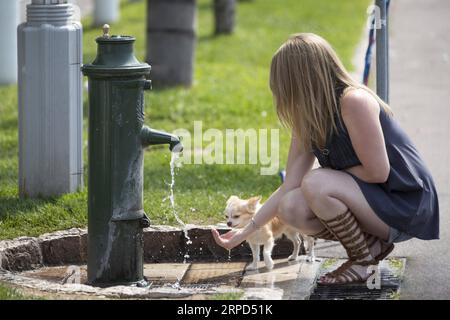 (190723) -- PARIGI, 23 luglio 2019 -- Una ragazza dà l'acqua al suo cane a Nizza, nel sud della Francia, 22 luglio 2019. Una nuova ondata di calore ritorna in gran parte della Francia questa settimana. ) FRANCE-NICE-HEAT WAVE Syspeo.z PUBLICATIONxNOTxINxCHN Foto Stock