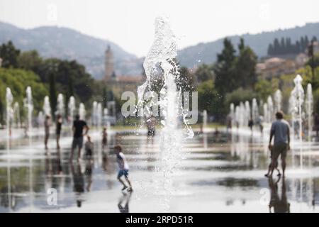 (190723) -- PARIGI, 23 luglio 2019 -- la gente gioca con l'acqua nelle fontane di Nizza, nel sud della Francia, 22 luglio 2019. Una nuova ondata di calore ritorna in gran parte della Francia questa settimana. ) FRANCE-NICE-HEAT WAVE Syspeo.z PUBLICATIONxNOTxINxCHN Foto Stock