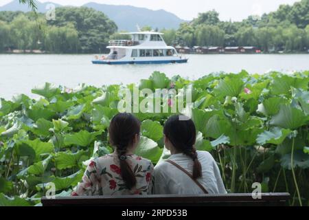 (190723) -- HANGZHOU, 23 luglio 2019 -- i turisti visitano il Lago Occidentale a Hangzhou, nella provincia di Zhejiang nella Cina orientale, 23 luglio 2019. L'ondata di calore continua a colpire Hangzhou fino all'inizio di agosto.) CHINA-ZHEJIANG-HANGZHOU-HEAT WAVE (CN) WENGXXINYANG PUBLICATIONXNOTXINXCHN Foto Stock