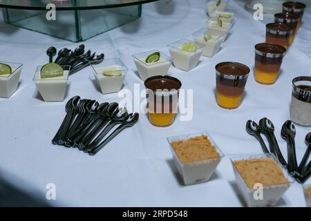 Eventi sociali; presentazione individuale di dessert per gli ospiti alla reception Foto Stock