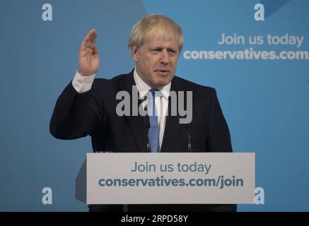 (190723) -- LONDRA, 23 luglio 2019 -- il leader del partito conservatore di recente elezione Boris Johnson gestures durante l'annuncio della leadership conservatrice al Queen Elizabeth II Centre di Londra, Regno Unito, 23 luglio 2019. L'ex ministro degli Esteri britannico ed ex sindaco di Londra Boris Johnson è stato eletto il leader del partito conservatore al governo martedì e si è deciso di diventare primo ministro del paese. -UK OUT- BRITAIN-LONDON-CONSERVATIVES-LEADER-BORIS JOHNSON HANXYAN PUBLICATIONXNOTXINXCHN Foto Stock