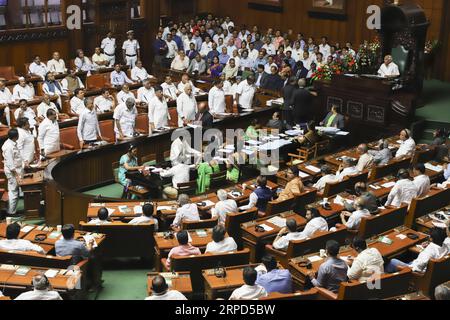 (190723) -- BANGALORE, 23 luglio 2019 (Xinhua) -- la foto scattata il 23 luglio 2019 mostra una visione all'interno dell'assemblea mentre un voto fiduciario viene condotto a Bangalore, in India. H.D. Kumaraswamy, il primo ministro dello stato meridionale dell'India, Karnataka, ha perso la maggioranza nella legislatura statale martedì, cessando così di essere il capo del governo statale. (Str/Xinhua) INDIA-BANGALORE-KARNATAKA-POLITICS PUBLICATIONxNOTxINxCHN Foto Stock