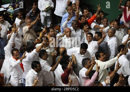 News Bilder des Tages (190723) -- BANGALORE, 23 luglio 2019 (Xinhua) -- Bharatiya Janata Party S Karnataka leader B.S. Yeddyurappa (C) gesti con i legislatori del partito a seguito di un voto fiduciario all'interno dell'assemblea a Bangalore, India, 23 luglio 2019. H.D. Kumaraswamy, il primo ministro dello stato meridionale dell'India, Karnataka, ha perso la maggioranza nella legislatura statale martedì, cessando così di essere il capo del governo statale. (Str/Xinhua) INDIA-BANGALORE-KARNATAKA-POLITICS PUBLICATIONxNOTxINxCHN Foto Stock