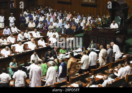 (190723) -- BANGALORE, 23 luglio 2019 (Xinhua) -- la foto scattata il 23 luglio 2019 mostra una visione all'interno dell'assemblea mentre un voto fiduciario viene condotto a Bangalore, in India. H.D. Kumaraswamy, il primo ministro dello stato meridionale dell'India, Karnataka, ha perso la maggioranza nella legislatura statale martedì, cessando così di essere il capo del governo statale. (Str/Xinhua) INDIA-BANGALORE-KARNATAKA-POLITICS PUBLICATIONxNOTxINxCHN Foto Stock