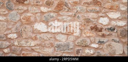 Robusto muro in pietra con taglio blu e beige realizzato a Datca, Turchia, ottimo per sfondi, allineato senza cuciture Foto Stock