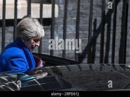 (190724) -- LONDRA, 24 luglio 2019 -- il primo ministro britannico Theresa May lascia 10 Downing Street per le sue ultime domande del primo ministro alla camera dei comuni di Londra, il 24 luglio 2019. ) BRITAIN-LONDON-THERESA MAY-PMQ HanxYan PUBLICATIONxNOTxINxCHN Foto Stock