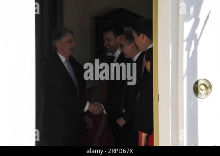 (190724) -- LONDRA, 24 luglio 2019 -- il Cancelliere britannico dello Scacchiere Philip Hammond lascia 11 Downing Street a Londra, in Gran Bretagna, il 24 luglio 2019. (Foto di Alberto Pezzali/Xinhua) BRITAIN-LONDON-CHANCELLOR OF THE EXCHEQUER HanxYan PUBLICATIONxNOTxINxCHN Foto Stock