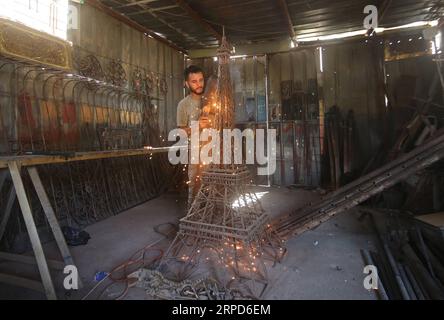 (190724) -- GAZA, 24 luglio 2019 (Xinhua) -- la palestinese Anas Hilles realizza un'opera d'arte con il ferro nel suo laboratorio a Gaza City, 24 luglio 2019. Anas Hilles, 27 anni, lavora come fabbro da 10 anni. Crea bellissimi manufatti e sculture con il ferro. (Foto di Khaled Omar/Xinhua) MIDEAST-GAZA-ART PUBLICATIONxNOTxINxCHN Foto Stock