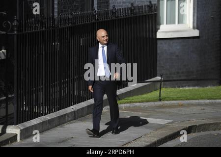 (190724) -- LONDRA, 24 luglio 2019 (Xinhua) -- il Cancelliere dello Scacchiere Sajid Javid, appena nominato, arriva al 10 di Downing Street, a Londra, il 24 luglio 2019. Il nuovo primo ministro britannico Boris Johnson ha nominato il primo dei suoi nuovi ministri di prima panchina mercoledì sera. (Foto di Alberto Pezzali/Xinhua) BRITAIN-LONDON-BORIS JOHNSON-CABINET PUBLICATIONxNOTxINxCHN Foto Stock