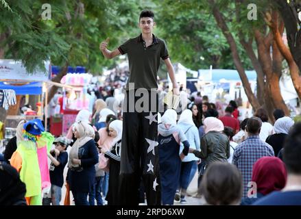 (190725) - DAMASCO, 25 luglio 2019 - i siriani partecipano ad un festival di intrattenimento chiamato Sham (Damasco) Gathers Us in Damasco, Siria, 24 luglio 2019. Il festival di un mese comprende spettacoli folcloristici, giochi per bambini e degustazioni di cibo, tra le altre attività. (Foto di /Xinhua) SIRIA-DAMASCO-ENTERTAINMENT FESTIVAL AmmarxSafarjalani PUBLICATIONxNOTxINxCHN Foto Stock