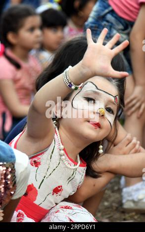 (190725) -- DAMASCO, 25 luglio 2019 -- Una bambina si agita la mano durante un festival di intrattenimento chiamato Sham (Damasco) Gathers Us in Damasco, Siria, 24 luglio 2019. Il festival di un mese comprende spettacoli folcloristici, giochi per bambini e degustazioni di cibo, tra le altre attività. (Foto di /Xinhua) SIRIA-DAMASCO-ENTERTAINMENT FESTIVAL AmmarxSafarjalani PUBLICATIONxNOTxINxCHN Foto Stock