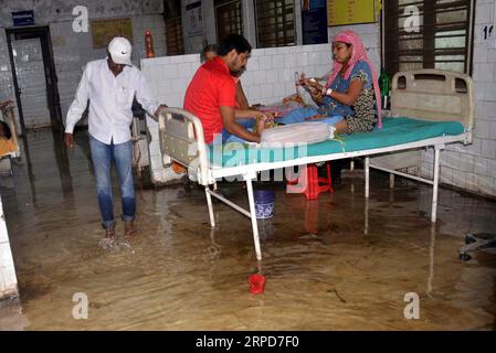 (190726) -- BIHAR, luglio 26, 2019 -- l'acqua piovana entra nell'ospedale di Sadar a causa di forti piogge monsoniche, a Muzaffarpur, Bihar, India, luglio 25, 2019. (Str/Xinhua) INDIA-BIHAR-INONDAZIONE ZhangxNaijie PUBLICATIONxNOTxINxCHN Foto Stock